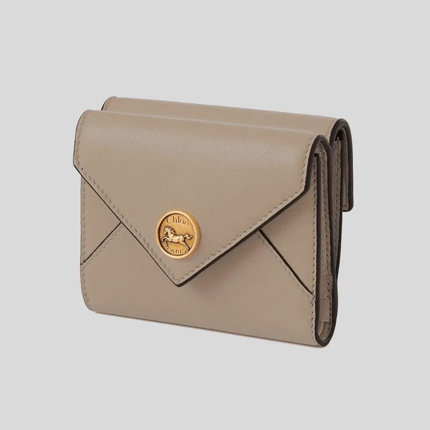 CHLOE Small Envelope Trifold Wallet In Grained Leather Motty Grey CHC25SP543O93